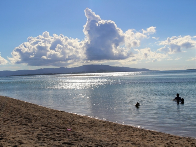 人が減ったビーチでサンセットを独り占め