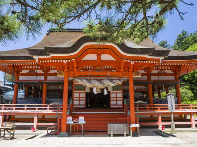 【出雲エリアのおすすめ観光スポット】港町でひときわ目を引く朱色の楼門「日御碕神社」