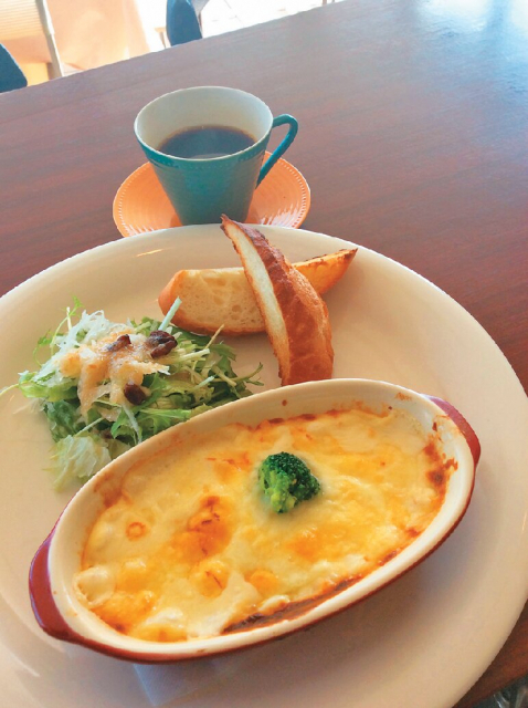 海の見える空間で至福の時を「カフェ ラミネール」