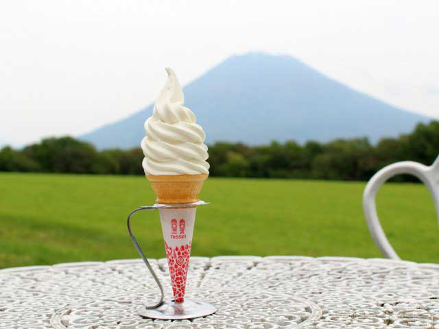 【ニセコ×ドライブ】ニセコらしい風景の中で牧場スイーツを味わう「ニセコ高橋牧場 ミルク工房」