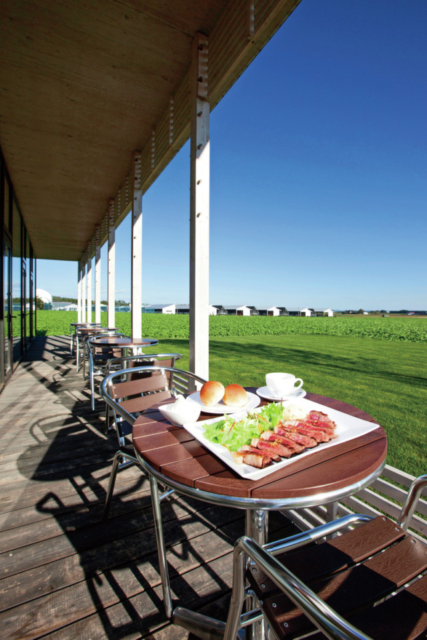【十勝×ファームレストラン】牛舎が建つ広大な畑を目前にファーム直営レストランでランチ「COW COW café」