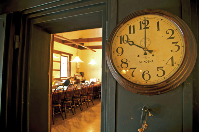 和洋が入り混じるモダンな雰囲気「茶房ひし伊」