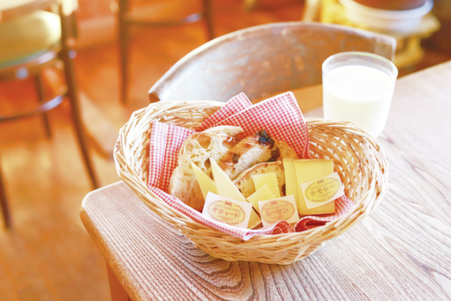 【十勝×チーズ料理】約150頭の牛を飼うファームで新鮮牛乳使用の手作りチーズを堪能「半田ファーム」