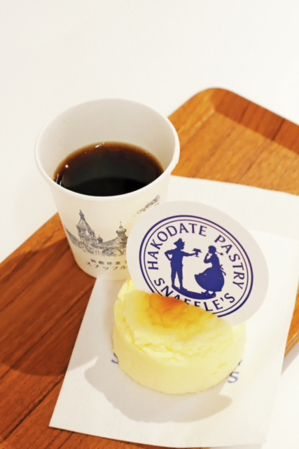 函館銘菓を気軽にスタンドで味わえる「函館洋菓子スナッフルス 金森洋物館店」