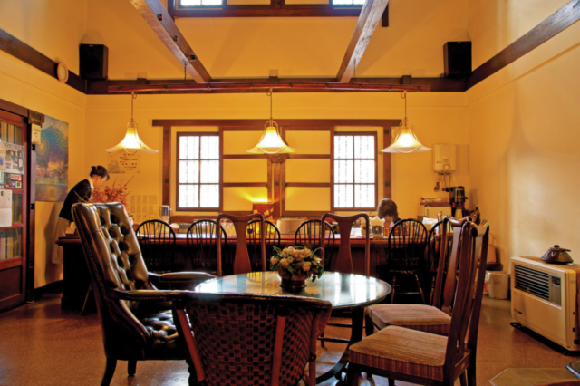 和洋が入り混じるモダンな雰囲気「茶房ひし伊」