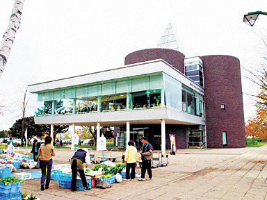 【札幌周辺の道の駅】屋上の展望台から見渡せる広大な石狩平野と山々「マオイの丘公園」