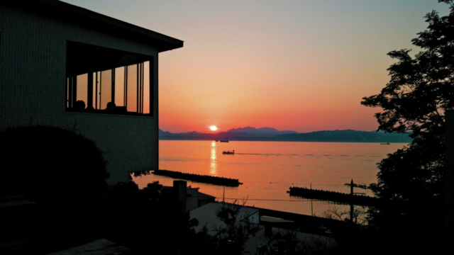 函館湾を見下ろす崖の上のカフェ「カフェテリア・モーリエ」
