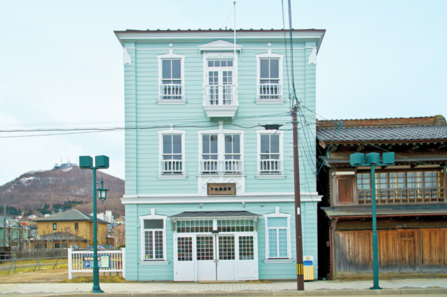 大正時代築 ブルーの外壁が涼しげキュート♥「ROMANTiCO ROMANTiCA」