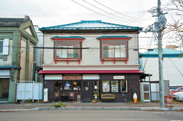アンティークな空間で自慢のソフトクリームを「Cafe マリオドール」