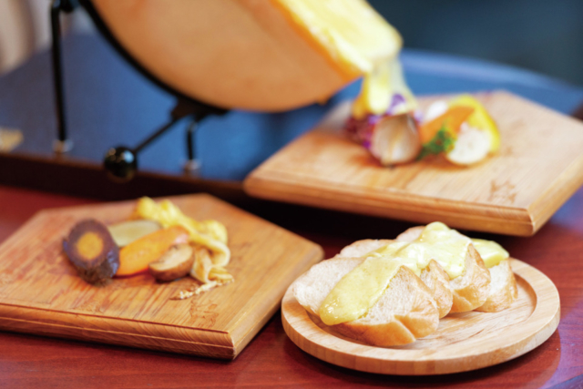 【十勝×チーズ料理】十勝産10種の野菜とラクレットチーズ3種を食べ比べ「チーズカフェ バイ ミリオンサンテ 藤丸店」