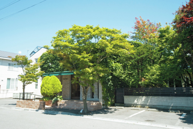 季節を感じる中庭でフランス菓子を堪能「フランス菓子 ペシェ・ミニヨン」