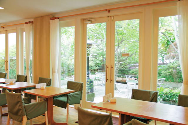 季節を感じる中庭でフランス菓子を堪能「フランス菓子 ペシェ・ミニヨン」