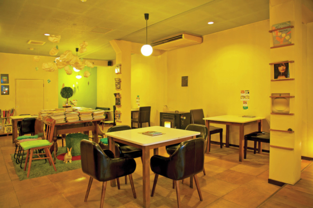 大正時代築 ブルーの外壁が涼しげキュート♥「ROMANTiCO ROMANTiCA」