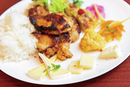 【十勝×チーズ料理】十勝産10種の野菜とラクレットチーズ3種を食べ比べ「チーズカフェ バイ ミリオンサンテ 藤丸店」