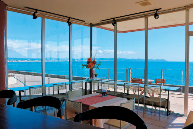 海の見える空間で至福の時を「カフェ ラミネール」