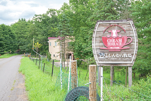【十勝×カフェ】手焼きのスコーンにクロテッドクリーム「十勝しんむら牧場 クリームテラス」