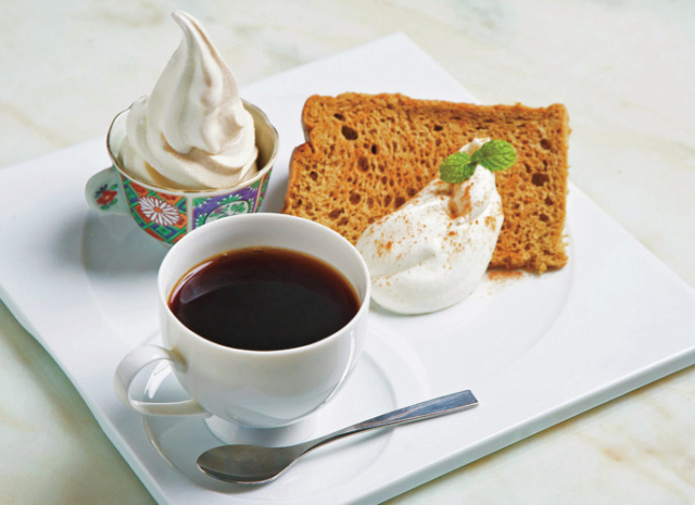 アンティークな空間で自慢のソフトクリームを「Cafe マリオドール」