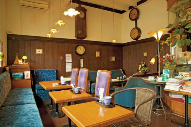 アンティークな空間で自慢のソフトクリームを「Cafe マリオドール」