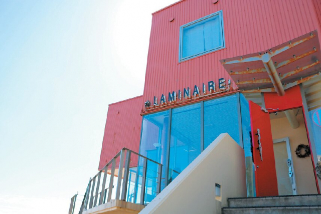 海の見える空間で至福の時を「カフェ ラミネール」