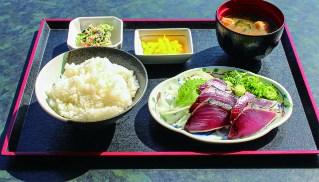 自分で焼いてその場で食べる藁焼き体験が人気「黒潮工房」