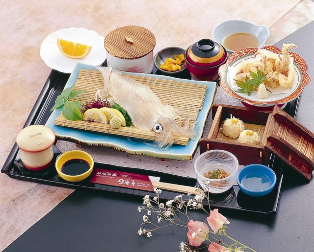 イカの活造りはもちろん、リーズナブルな海鮮メニューも豊富「海舟 本店」