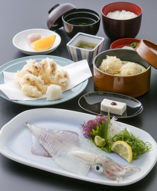 海に浮かぶ、イカしゅうまい発祥の店「海中魚処 萬坊」