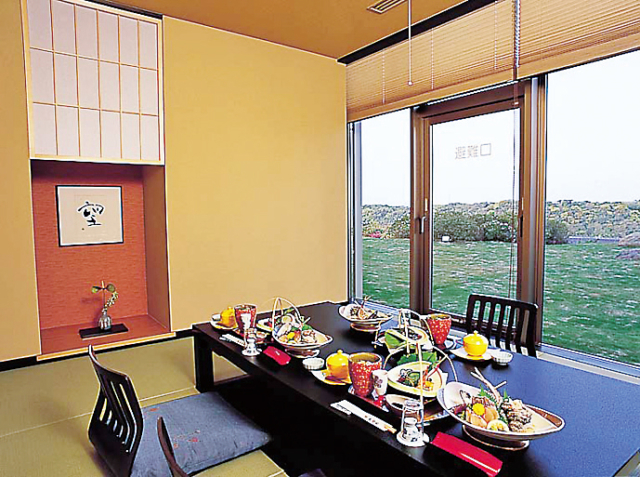 【佐賀グルメ×海の幸】1年中おいしい”唐津Qサバ”を活造りで「観光ホテル大望閣個室レストラン花かご」