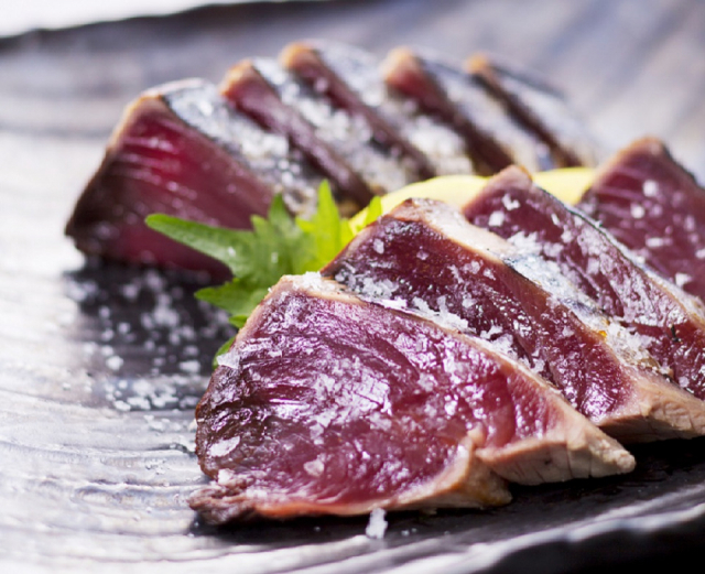 さばくところから挑戦!魚屋が営む藁焼き体験スポット「土佐清水地魚市場 藁焼きワールド」