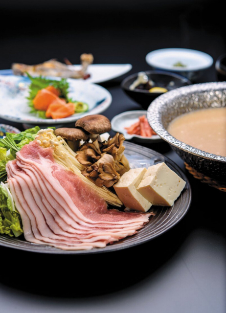 川のせせらぎに癒されるつり橋の宿「山水観 湯川荘」