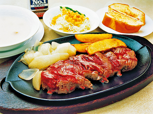 【沖縄のおすすめステーキの店】酸味が効いた特製ソースがステーキにベストマッチ「ジャッキーステーキハウス」