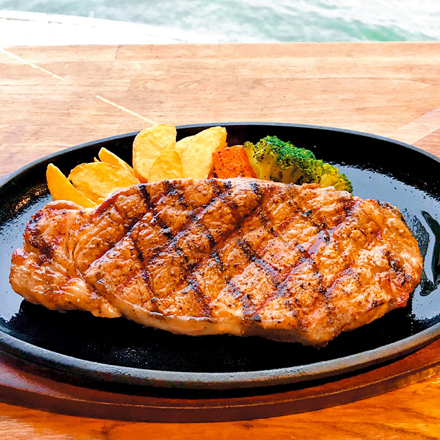 【沖縄のおすすめステーキの店】海を眺めながらサーロインステーキを「エメラルドオーシャンサイド」