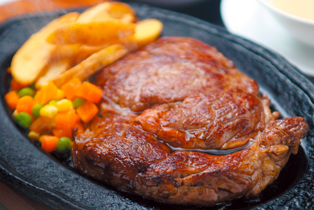 【沖縄のおすすめステーキの店】食べごたえ満点のジャンボステーキが自慢「パブラウンジ エメラルド」