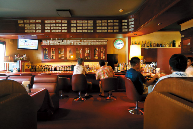 【沖縄のおすすめステーキの店】食べごたえ満点のジャンボステーキが自慢「パブラウンジ エメラルド」