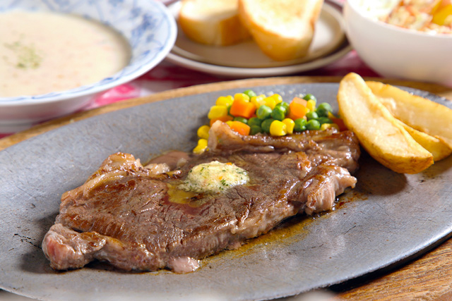 【沖縄のおすすめステーキの店】Aサイン認定の老舗レストラン「ジョージレストラン」