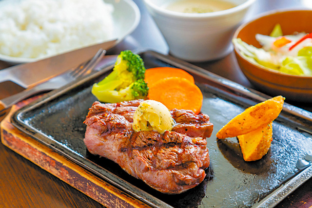 【ウミカジテラスのカフェ&食事スポット第5位】本格ステーキがリーズナブルに「YONAR’S GARDEN」