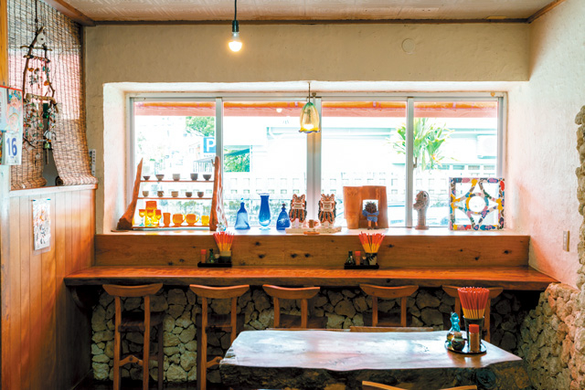 コシの強い自家製麺が決め手「首里そば」