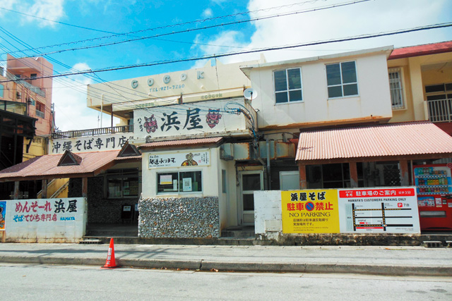 骨まで食べられる軟骨ソーキ「そば専門店 浜屋」
