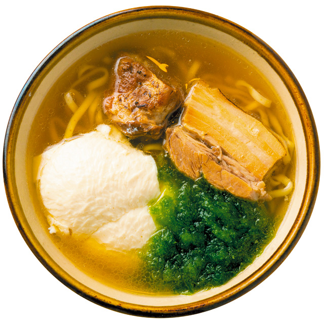 具だくさんの沖縄そばに満足間違いなし「よしもと食堂」