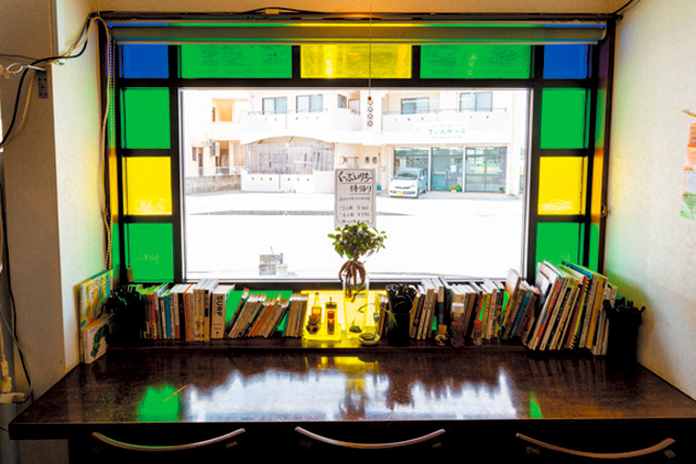 具だくさんの沖縄そばに満足間違いなし「よしもと食堂」