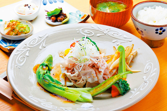 八重山そばから島野菜のデリまで充実「食堂faidama」