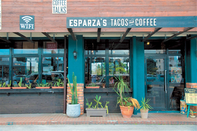 メキシカン気分でタコスをほおばる「ESPARZA’S TACOS and COFFEE」