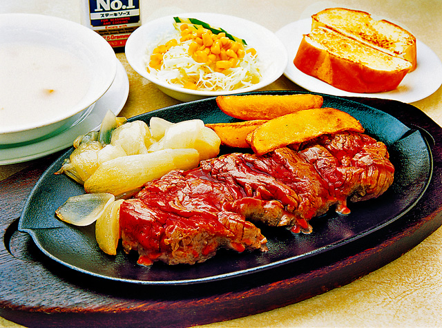 特製ソースがステーキにマッチ「ジャッキーステーキハウス」