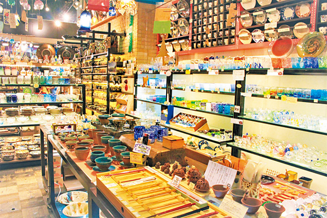 あらゆる沖縄クラフトが大集合「琉球民芸ギャラリー鍵石 久茂地店」