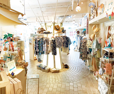 リゾート気分が高まる南国アイテム「Splash okinawa 2号店」