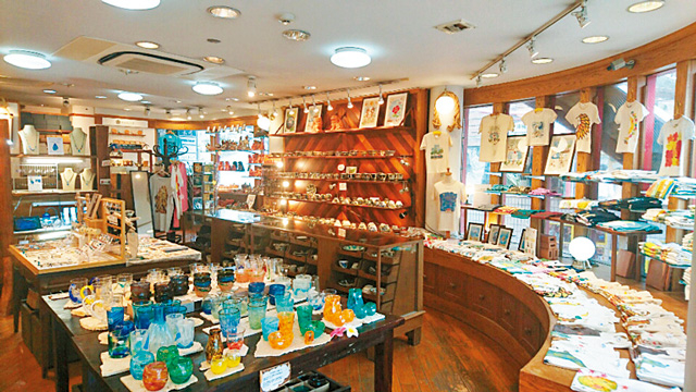 選りすぐりの沖縄アイテムが集まる「REGALO paloma 松尾店」