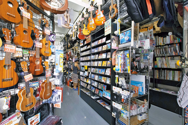 ゴキゲンな沖縄ミュージックを発見「高良レコード店」