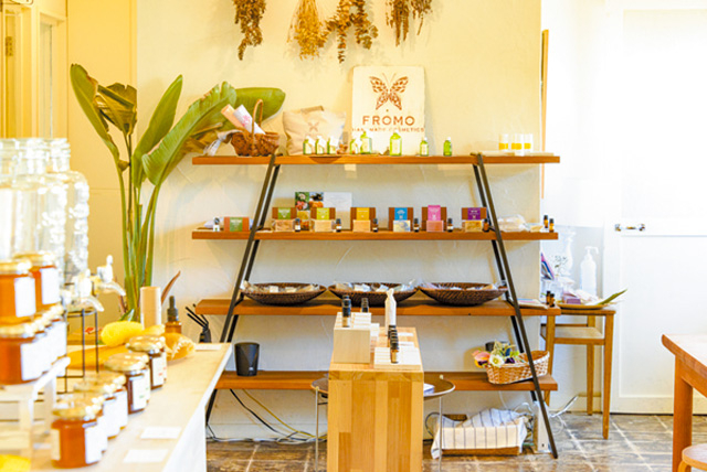 自家養蜂のはちみつを使うコスメ「FROMO」