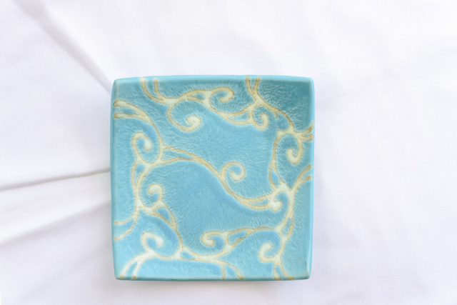 【沖縄土産×やちむん】美しい色にひとめぼれ「角皿 正方形(唐草)」