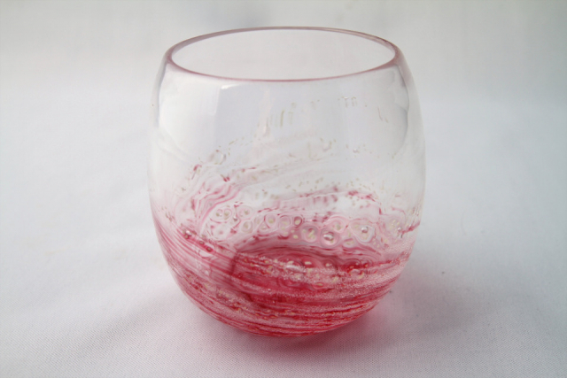 【沖縄土産×琉球ガラス】丸いフォルムがキュート「ホタル入りさざ波たる型グラス(匠工房)」