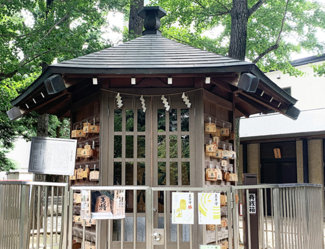 巨大な将棋の駒が納められた「鳩森八幡神社」にもぜひ!